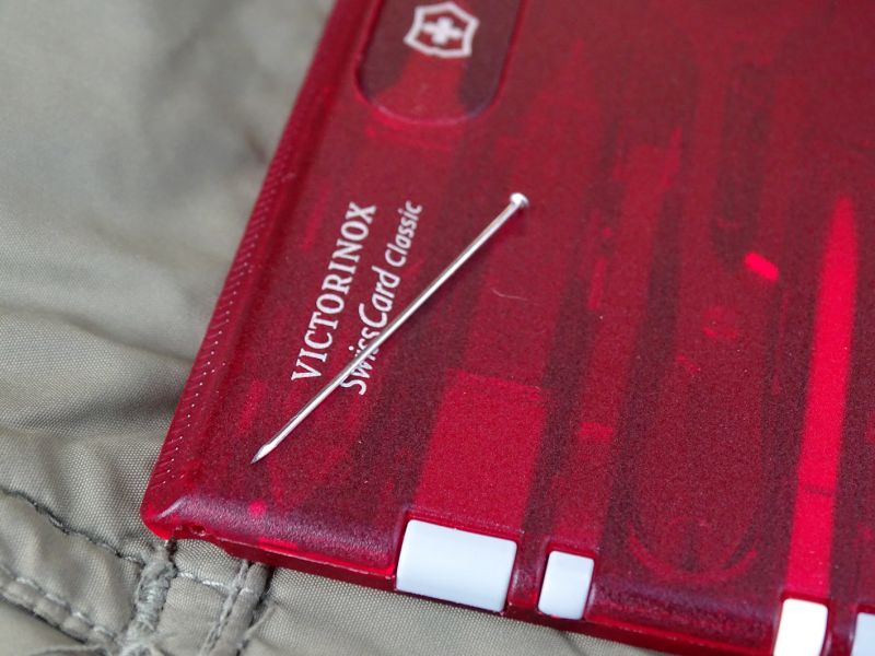 No a zde si můžeme prohlédnout tolikrát zapomenutý špendlík. Zřejmě nikde nebylo špendlíku věnováno tolik pozornosti, ale i ten vám kolikrát může slušně pomoci. Třeba, když potřebujete vytvořit jenom malinkatou dirku, anebo třeba potřebujete něco od někud vyškrábnout. Celý špendlík je vyroben z nerezavějící oceli.