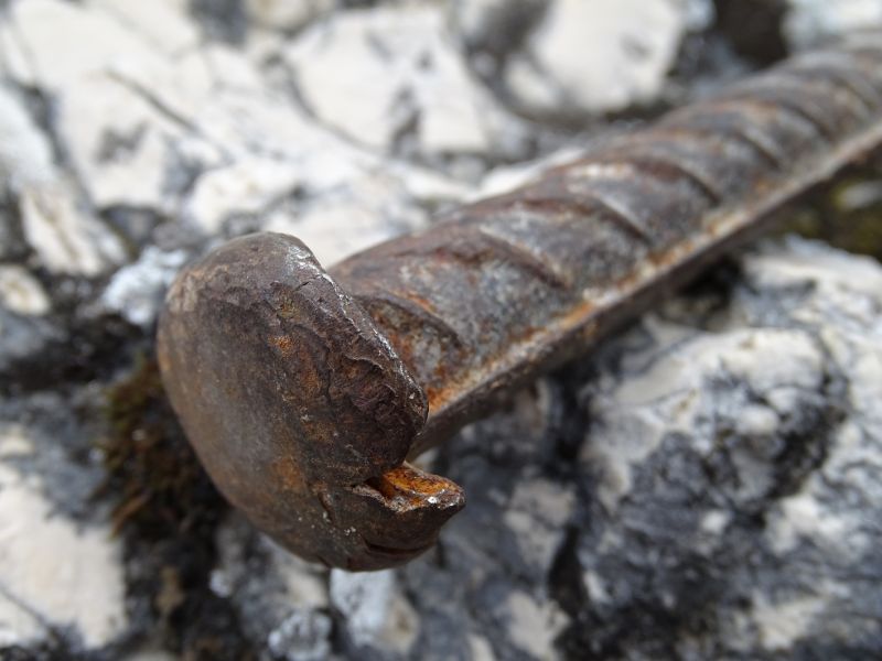 Úzký hrot sekáče najde také své uplatnění.