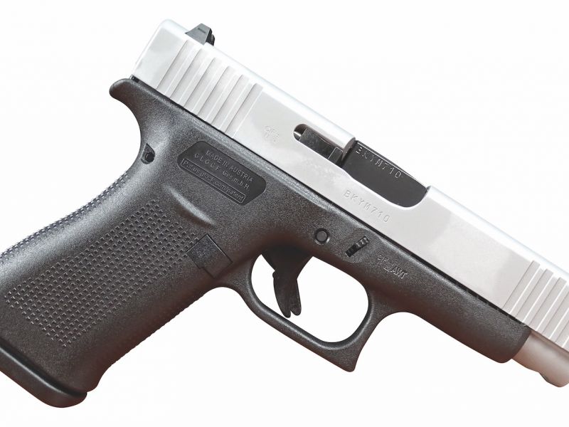 Boční pohledy na obě novinky z pravé strany. Prodloužená pistolová rukojeť umožňuje daleko pohodlnější i jistější střelcův úchop.