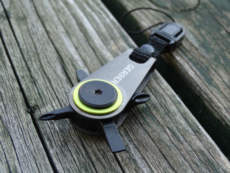 Šroubovákový přívěšek (nevím jak lépe přívěšek nazvat) má ve své konstrukci čtyři šroubováčky. Dva ploché a dva křížové – vždy malý a větší.