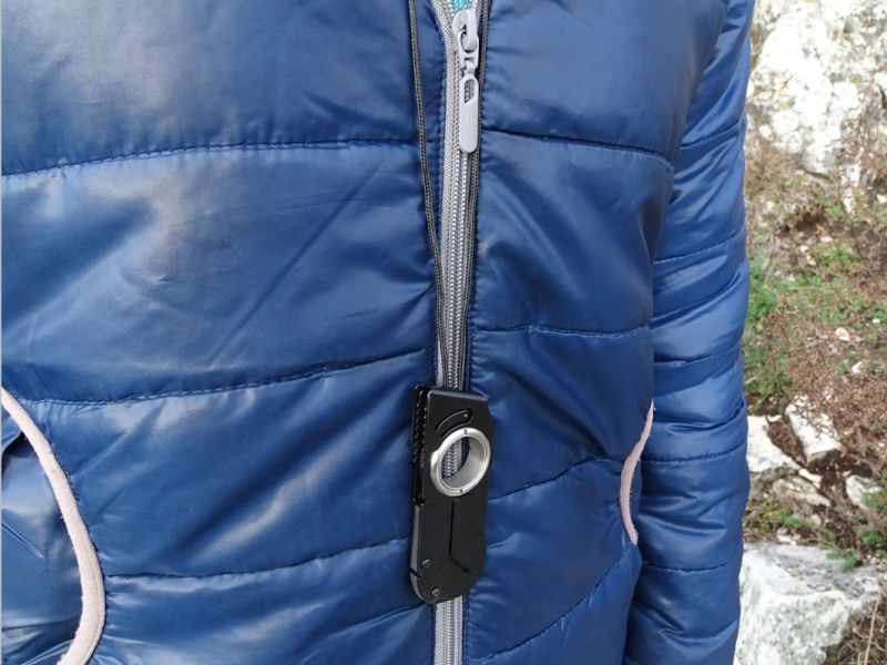 Ale jeho doménou určitě bude šňůrka, závěsný ocelový klip a volné „bloncání“ na krku.