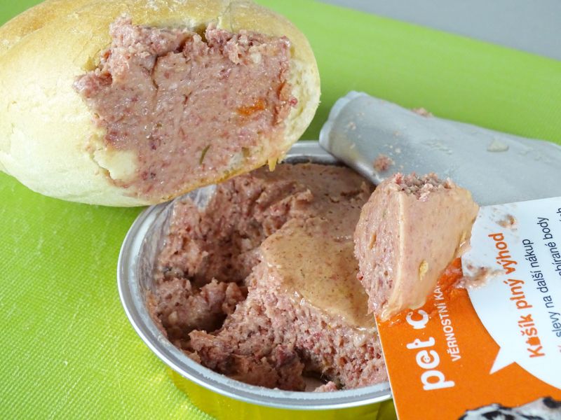 Stejně tak si s nenabroušenou kartou namažete rohlík, chleba nebo tzv. raženku. Na obrázku můžete vidět, jak si za pomoci karty můžete mazat rohlík paštikou...