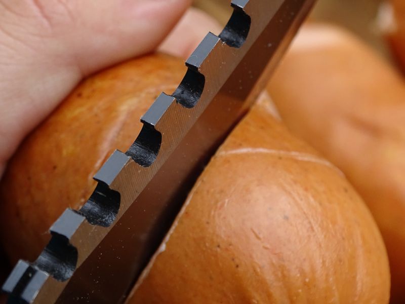 Krájení špekáčku na ježka s nožem z Ramba II ještě asi nikdo neviděl.