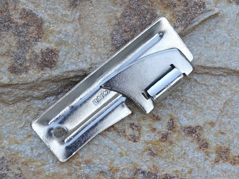 No a tady máme raritu! Tedy bohužel v tom negativním slova smyslu. Otevírák za 199,- Kč (dvojice), který nenabízí nic víc, než ostatní za cenu čtvrtinovou. Vyráběn firmou Fosco USA – možná tady je ten problém. Jinak nevím, proč je tak drahý! Délka otevíráku 52 mm a hmotnost rovných 10 gramů.