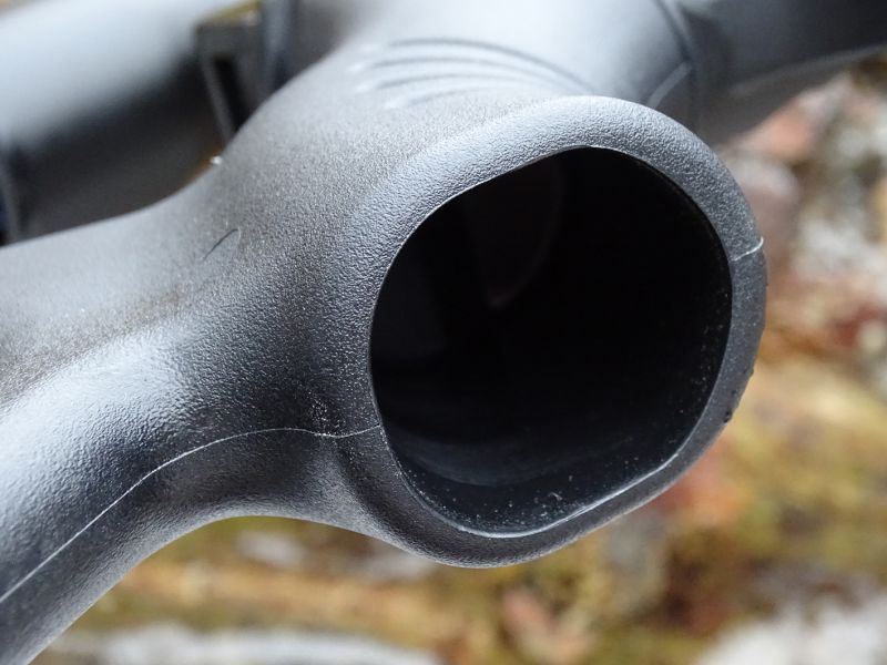 I když jde o relativně levnou zbraň, tak je na některých detailech vidět, že i zde se při konstrukci přemýšlelo – dutina v pistolové rukojeti snižuje hmotnost kuše.