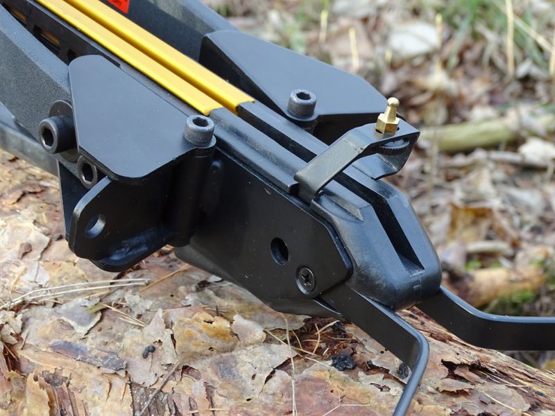 Detailní pohled na složená ramena Skeletonu. Všimněte si také mosazné mušky, která je stranově posuvná.