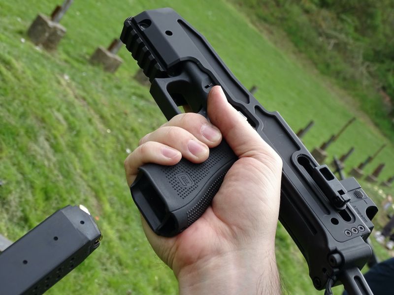 I pistole s konverzí se ovládá stejně jako bez ní – nabít...