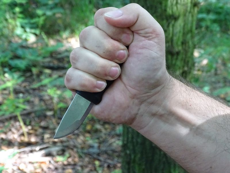 Horní úchop je asi nejméně pohodlný a člověk již musí dávat bacha, aby se neřízl do spodní části dlaně.