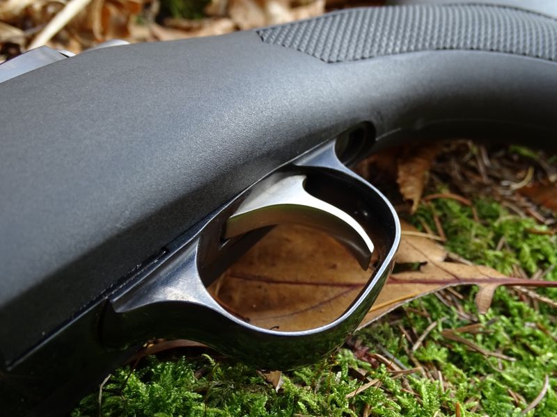 Spoušť má plynulý chod bez jakýchkoli zádržek v akorátní délce a dobře patrný bod odpalu. Zde není co vytknout.