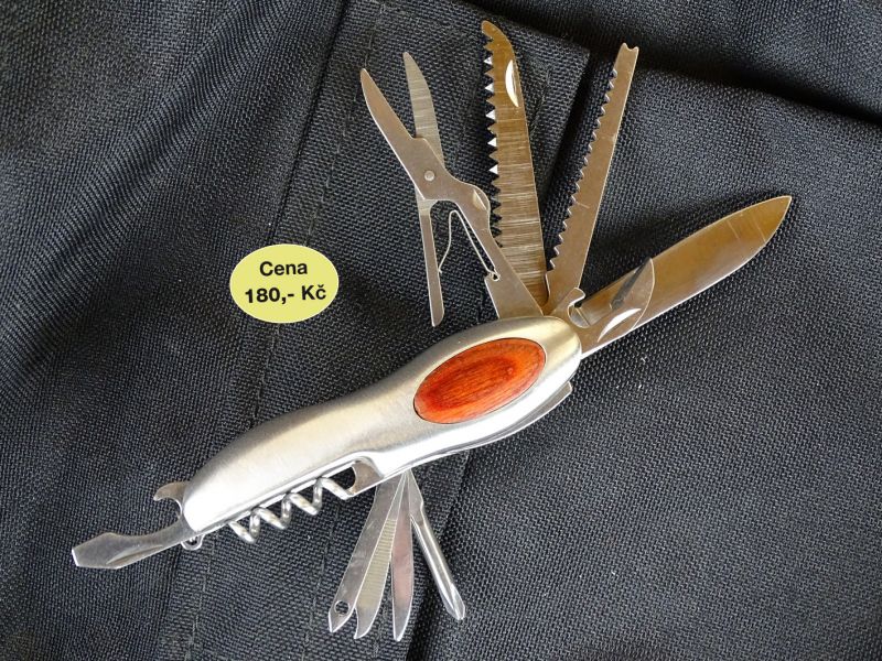 A ještě jeden bezejmenej. Tento nožík je dodáván v pěkné kovové dárkové krabičce – ta se dá dále využít jinak, když už ji koupíte. Za nožík vč. krabičky dáte rovných 180,- Kč. Pěkný nožík s 13 funkcemi: nůž, pilka na dřevo, zuby na výrobu troudu, nůžky, otevírák korunkových uzávěrů, malý plochý šroubovák, otevírák konzerv, křížový šroubovák, bodlo, čistič nehtů, pilník na nehty, nástroj na protahování šňůr a vývrtka. Délka nožíku v zavřeném stavu je 93 mm, šířka 25 mm a výška 21 mm. Délka čepele nože je 55 mm a hmotnost nože 115 gramů.