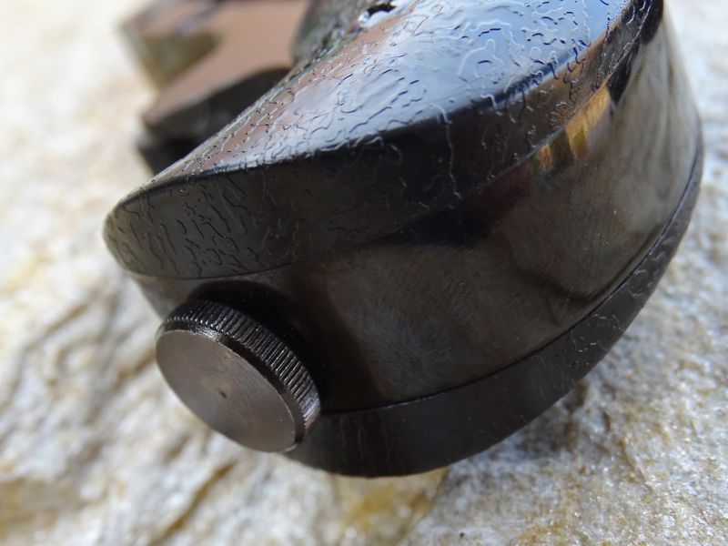 Do spodní části pistolové rukojeti je standardně našroubována ocelová tyčka sloužící k vyrážení nábojnic z bubínku pokud dojde k jejich vzpříčení roztažením.