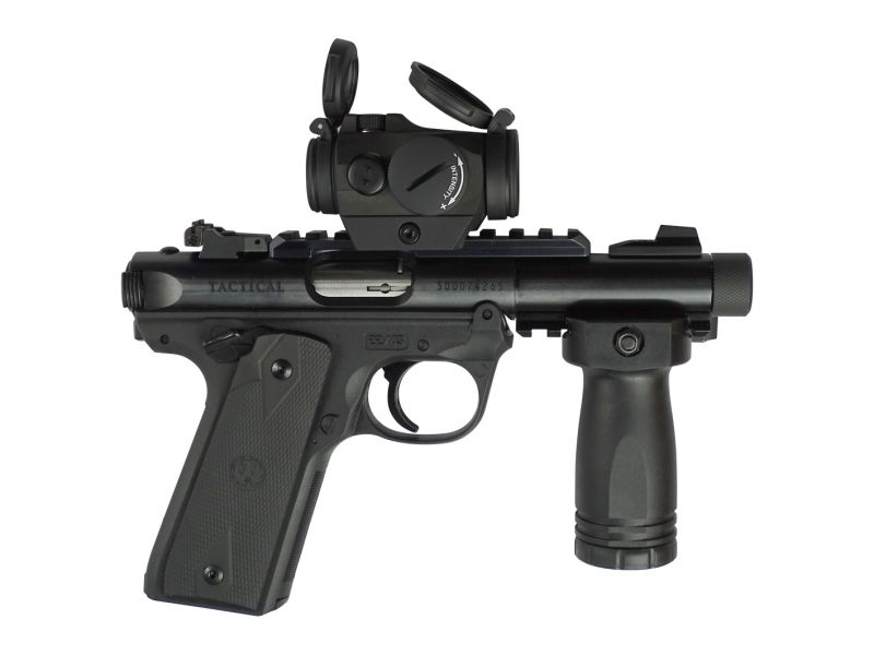 A ještě jednou celkové boční pohledy. Tentokrát však s osazením taktickými doplňky. Ruger takto vypadá opravdu „takticky“. Ale on nejen, že tak vypadá – on takový opravdu je! Spolehlivý, odolný, přesný a k tomu jako bonus, velmi příjemný na ovládání. Všimněte si, že například ovládání pojistky je vyvedeno i na pravou stranu pistole.