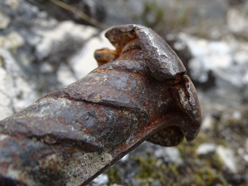 Rozkovaná hlava jednak chrání držící ruku pracanta a jednak zvětšuje plochu pro údery kladiva, tím je práce jednodušší.