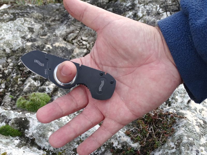 Díky velkému kruhovému otvoru pro prst a masivnímu vybrání v rukojeti je úchop nože, na to jak je malý, perfektní! To je jeden z hlavních atributů, který jednoznačně mluví pro to si tento nožík pořídit. Také výrazné, ale ne nepříjemné zdrsnění pro palec ovládající ruky dále podporuje jistotu a dokonalost úchopu. Nůž je tak ideální nejen jako pracovní nástroj, ale výborně se uplatní i v sebeobraně.