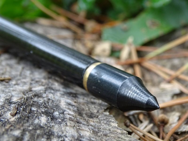 Jiný terčový ocelový hrot stejné hmotnosti. Tělo taktéž válcové, ale většího průměru. Špice zdvojená, kuželovitá s vnitřním prohnutím.