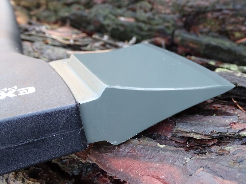 Ocelová čepel je i u této nejmenší verze upravena teflonovým povrchem. Jde o drobka, který se vejde i do běžného batohu a hodí se tak i pro běžné kempování či táboření.