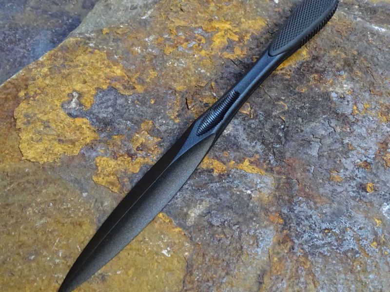 JUNGLE DART v testu velmi mile překvapil. Byť je lehoučký a droboučký, díky promyšlené konstrukci čepele, je ale také velmi účinný.