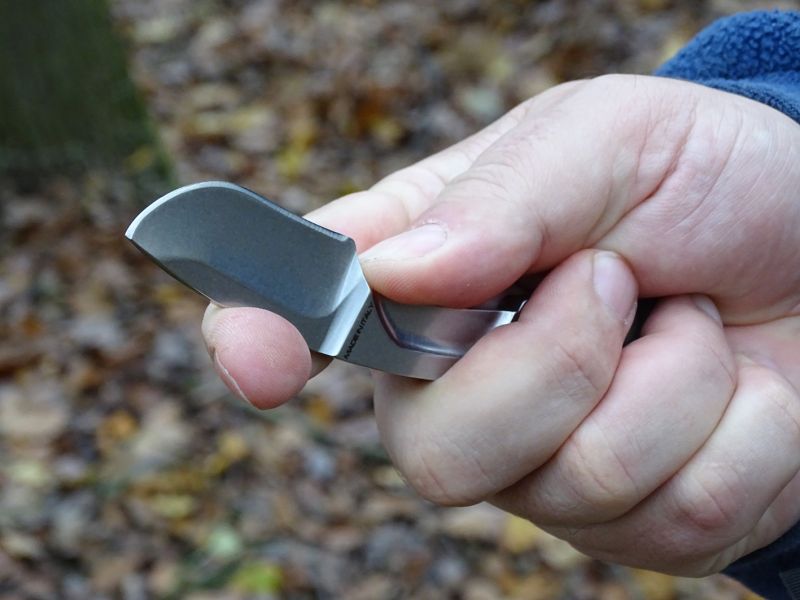 Ukazovák v prohlubni, ale s ostřím směřujícím vzhůru. Opět úchop vhodný pro jemnější práce.