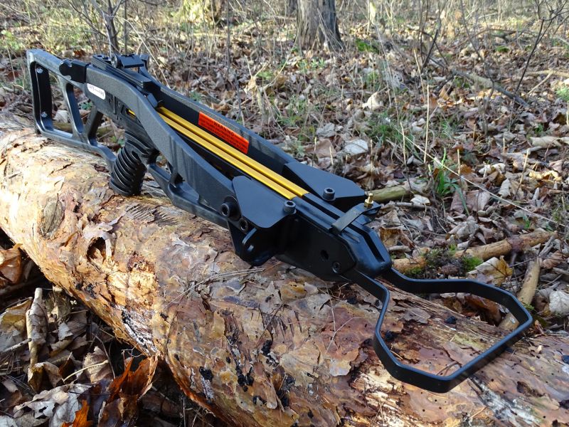 Skeleton se sklopenými nátahovými rameny (celkový pohled). Kuše je v tomto stavu dlouhá 775 mm, široká 150 mm a vysoká 180 mm včetně mechanických mířidel. Hmotnost kuše je 2,5 kg. Nášlapný třmen je pevný a složit nelze, pouze snadno odmontovat.