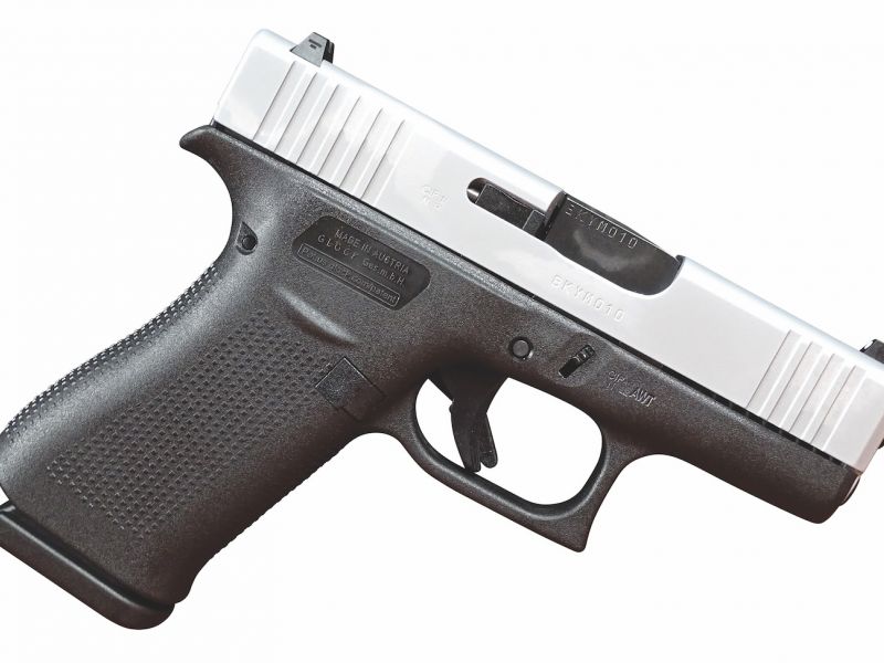 Boční pohledy na obě novinky z pravé strany. Prodloužená pistolová rukojeť umožňuje daleko pohodlnější i jistější střelcův úchop.