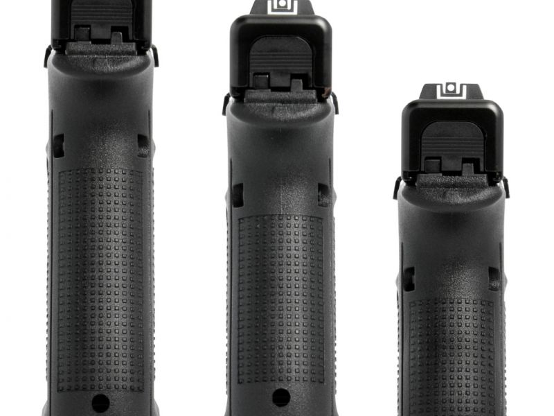 Seřazené pistole z pohledu, jak se říká, přes rameno střelce. Zleva Glock 22 Gen5, Glock 23 Gen5 a Glock 27 Gen5. Všimněte si, že standardní a kompaktní model mají rozšířenou zásobníkovou šachtu, kdežto u subkompaktu toto technické řešení chybí.