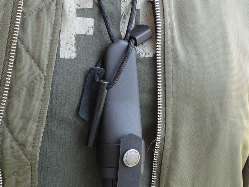 Spousta z nás si určitě oblíbí nošení „švédíka“ na krku. Je to pohodlné a máte nůž vždy rychle po ruce.