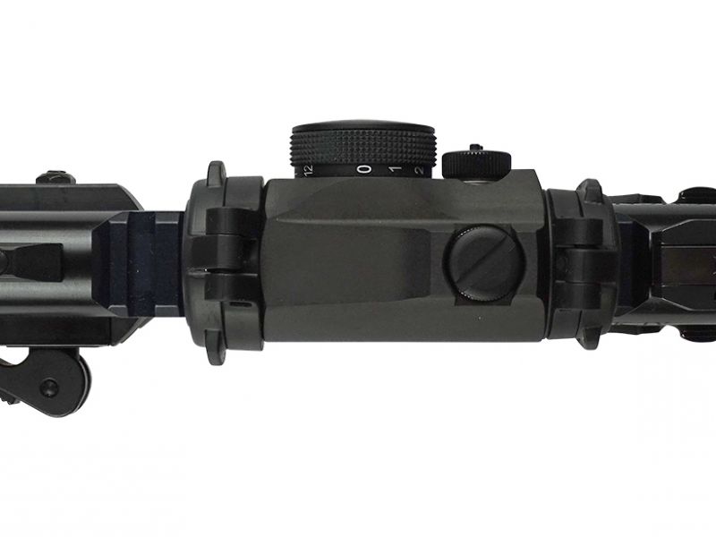 A protože Ruger v osazení taktickými doplňky vypadá opravdu dobře, koukněme na něj ze všech stran. Ale není jen hezký, je i dobrý. Například těžká hlaveň je kovaná za studena a je opatřena velmi přesným vývrtem. Životnost hlavně je také obrovská a pokud budete používat standardní munici s olověnou střelou vydrží hodně přes stotisíc výstřelů! Prostě pokud se budete k Rugeru slušně chovat vydrží vám do důchodu.