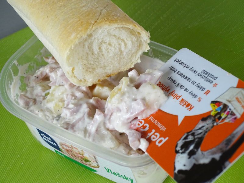 … nebo se s raději nenabroušenou kartou můžete nacpat salátem. Třeba právě nemáte po ruce vhodnou lžičku či jinej vhodnej nástroj, kterým byste do sebe tuhle pochutinu dostali...