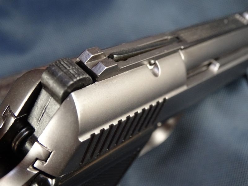 A do třetice pohled na kohout pistole. Tentokrát ve vypuštěné poloze.