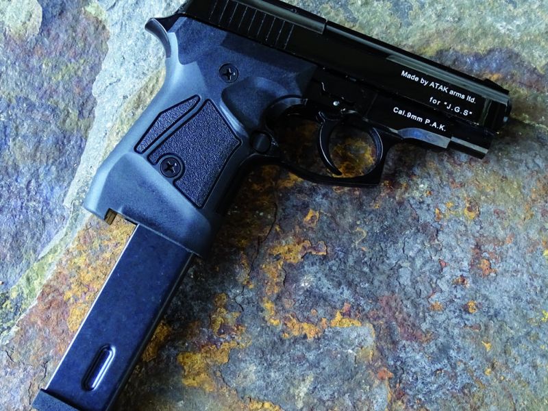 Kompaktní pistole s prodlouženým zásobníkem vypadá poněkud nezvykle. Ale pro střelbu dávkou je to skvělá volba. Plný zásobník vysřílíte na jediné zmáčknutí spouště za 1,6 vteřiny! Čemuž odpovídá kadence pistole v rozmezí 900 až 1000 ran za minutu! Fakt super zážitek, ale leze dost do peněz a v podstatě po vystřílení jednoho takového zásobníku musíte zbraň vyčistit.