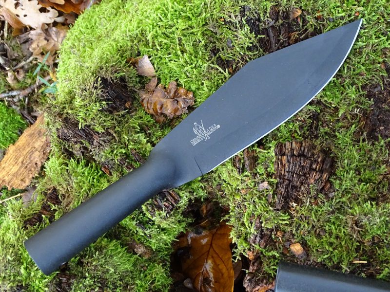 Celkový pohled na Bowie Blade Bushman z pravé strany. Pěkně zde vynikne jeho větší a jinak tvarovaná čepel po vzoru „divocezápadních“ bowie nožů. Větší čepel paradoxně umožňuje její snadněnší a jistější uchopení rukou při jemnějším využití nože. Celková délka nože je 308 mm, délka ostří 170 mm, síla ostří dosahuje 2,5 mm. Délka rukojeti je 110 mm a hmotnost samotného nože je 266 g. Hmotnost nože vč. pouzdra pak 350 g.