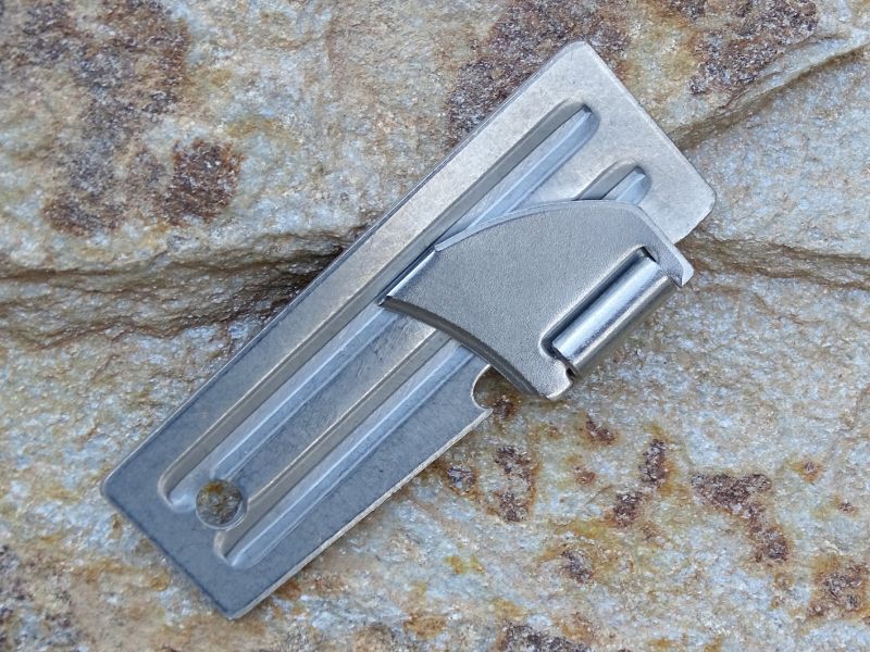 A obdobná rarita a zase ohledně ceny! Jeden kousek pořídíte za 90,- Kč. Otevírák Shelby USA – asi podobný problém! Možná drahá doprava nebo prostě jen takhle nastavená neadekvátní cena. Opět otevírák, který krom toho, že je „made in USA“ nenabízí nic extra nebo něco navíc! Délka otevíráku 51 mm a hmotnost i zde rovných 10 gramů.