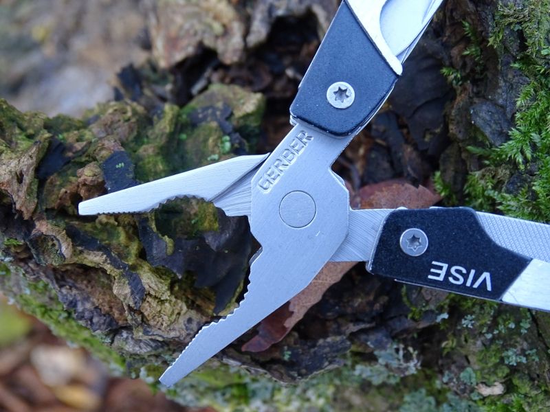 Kombinované kleště mají úzké přední čelisti a díky kruhovému středu dokáží chytit i kulaté předměty. Kleště také obsahují funkční stříhač drátů, a tak ani tenké dráty nejsou problém.