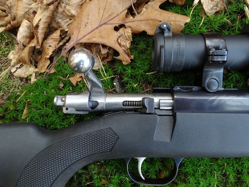 Klika odsuvného závěru je rozumně velikostně dimenzována a má příjemný a hladký chod. Pokud se zbraní získáte ty správné návyky, velmi rychle zjistíte, že jak nabití, tak i zajištění zbraně lze snadno natrénovat téměř nehlučně. A to se při lovu v tichém lese určitě počítá.