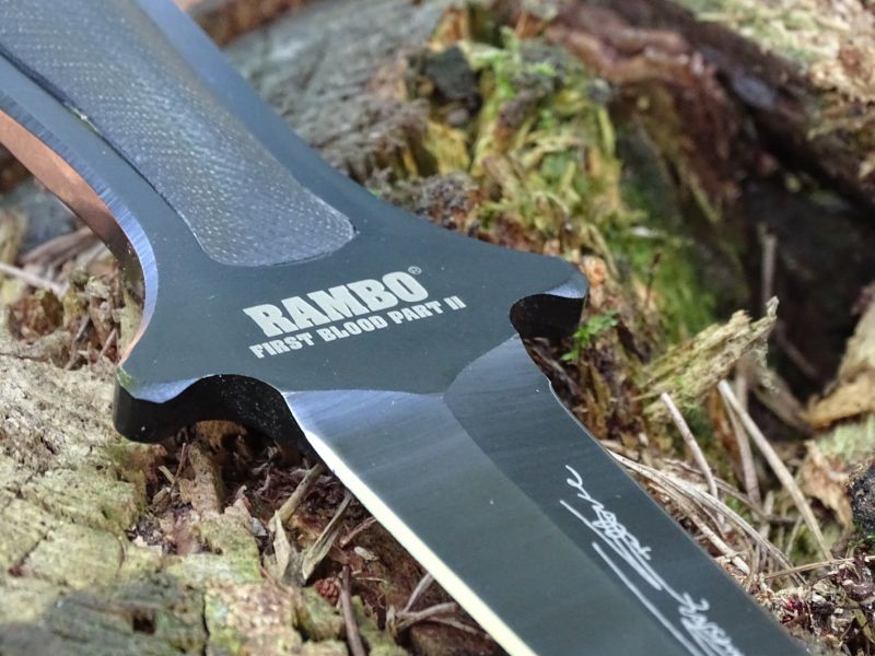 Nápisy na záštitě a čepeli dýky opět odkazují tuto povedenou repliku na film Rambo. V tomto případě RAMBO FIRST BLOOD PART II.