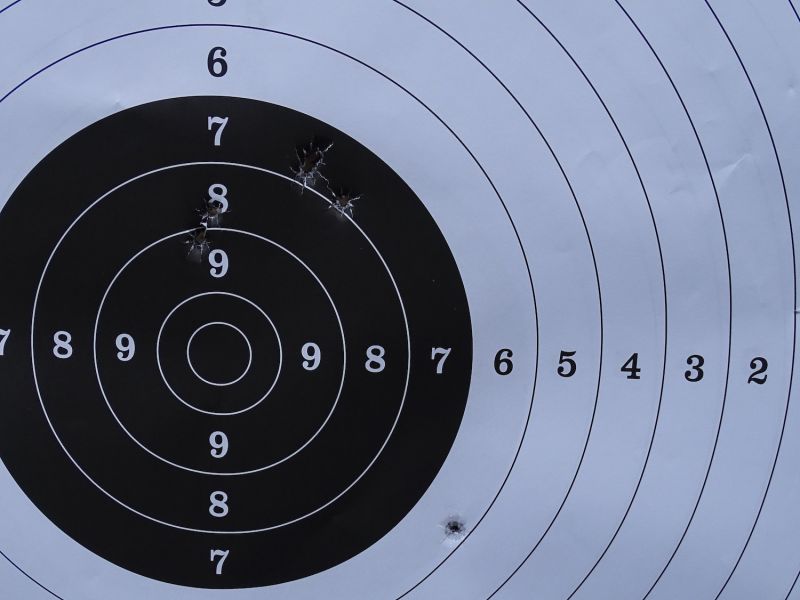 Na 50 metrů není žádným problémem udržet nástřel v černé ploše standardního pistolového terče. Použita ramenní opěra, střelba ve stoje bez opory. Z plného zásobníku (17 nábojů) ulítla jediná.