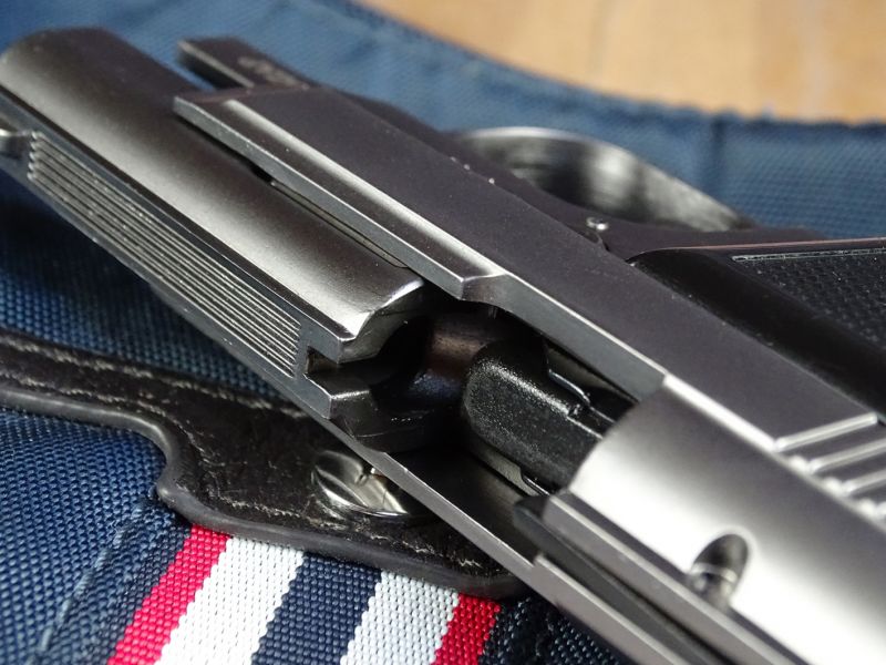 Pohled do útrob pistole. Po vystřílení zásobníku zůstává závěr zachycen v zadní poloze.