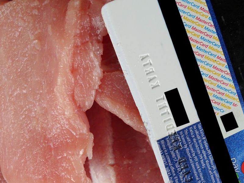 Již nabroušenou kartou zvládnete nakrájet i maso (zde kotleta) na nevzhledné plátky či třeba na jakési nepravidelné kostky. Tedy přírodní plátky nebo guláš bez nože nemusí být problém!