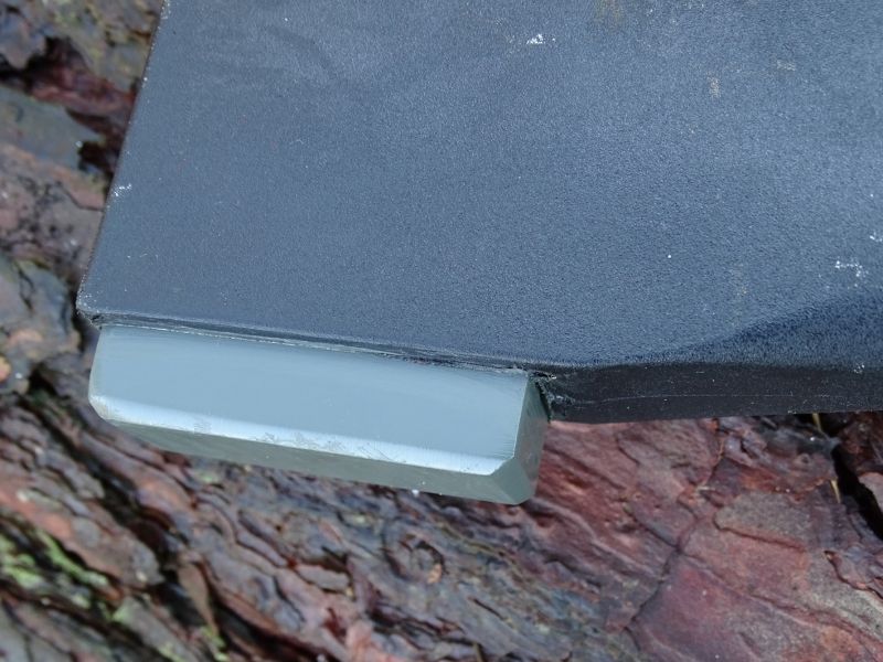 Horní část hlavy sekery lze používat jako kladivo, anebo může být využita jako plocha, do které se uhodí v případě štípání větších kusů dřev.