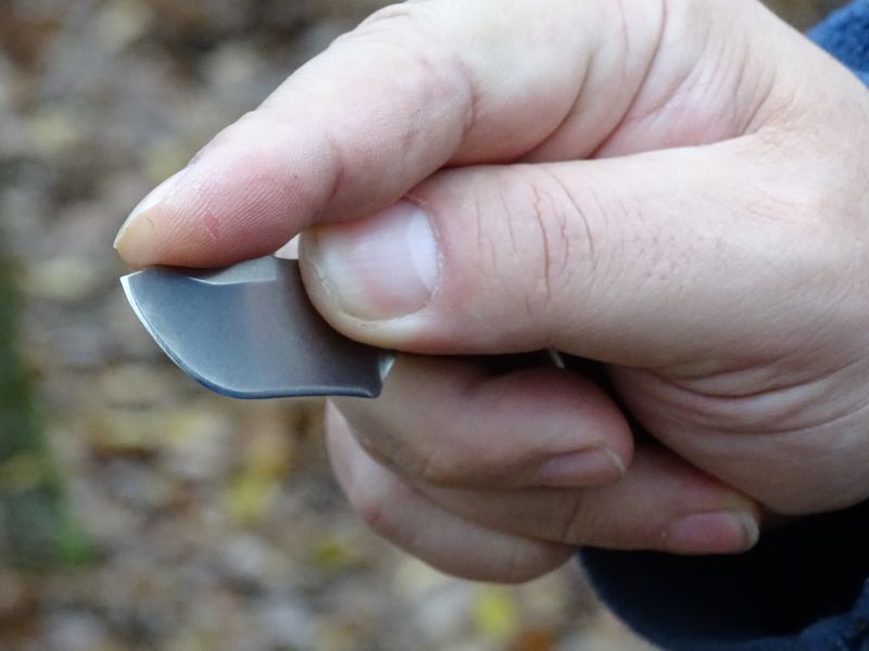 Ukazováček opřen mimo prohlubeň až na přední části hřbetu čepele. Ideální pro jemnou práci, například stahování zvěře.