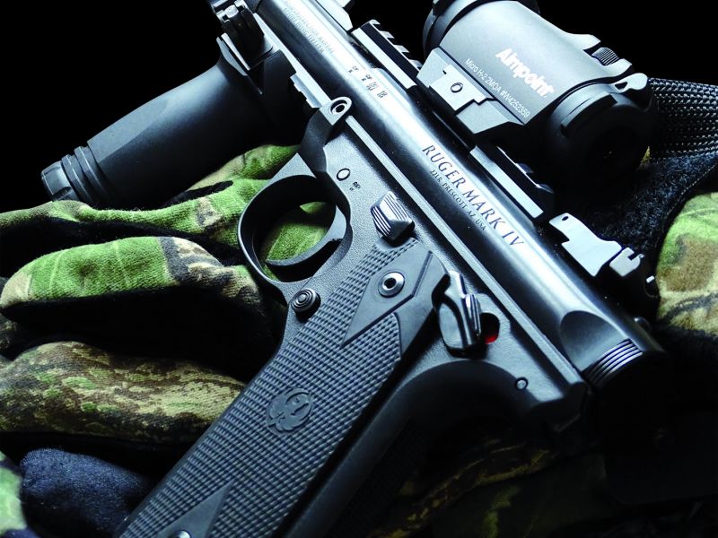 Pro změnu jeden zadoboční pohled. Na svém levém pouzdru závěru je vyveden název a generační označení. Na pravé straně pouzdra závěru pak nalezneme typové označení pistole TACTICAL.