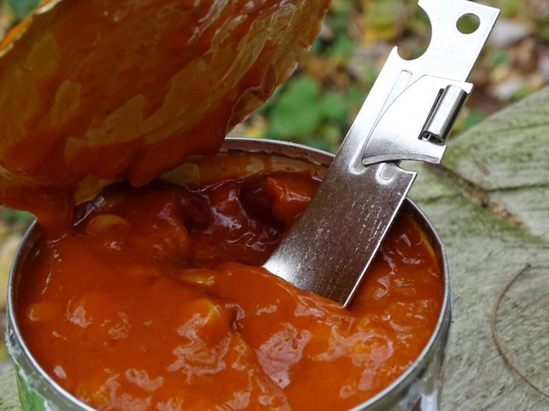 Otevřít a sníst, tak by se daly popsat tyto fotečky z našeho praktického testování. Ta integrovaná nouzová lžička je docela fajn nápad k těm otevírákům. Úplně v pohodě s ní můžete sníst paštiku, fazole (viz foto), ale také guláš. Samo sebou, že to není takové, jako se standardní lžičkou, ale v nouzi – paráda!