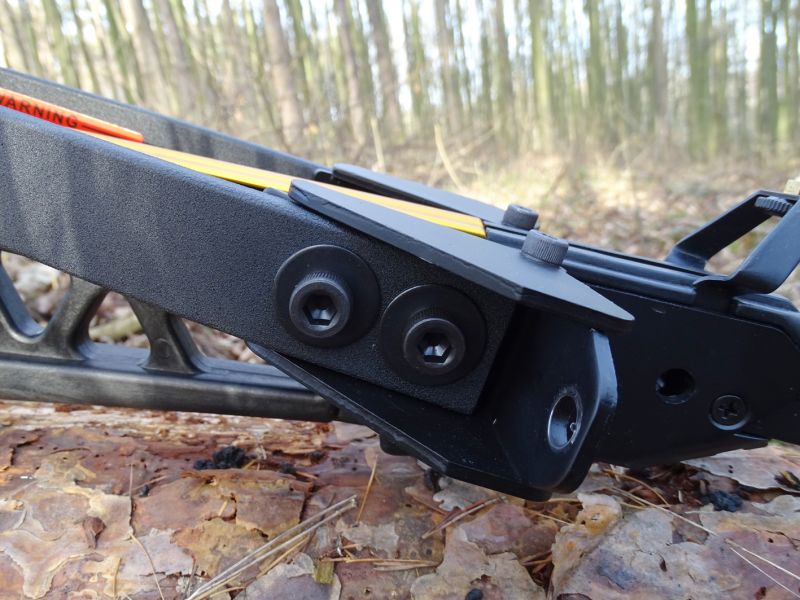 Sklopný systém je tvořen masivním duralovým svařencem a ocelovým čepem. Nátahové rameno drží v systému dva masivní ocelové šrouby.