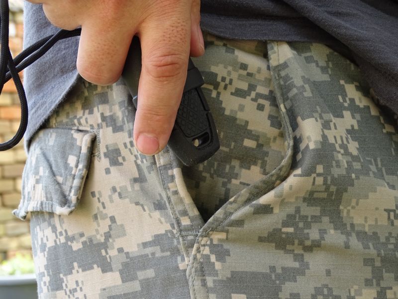 Nůž v pouzdře se díky svým malým rozměrům může pěkně nosit i v běžných kalhotových kapsách.