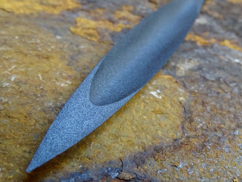 Spodní pohled na hrot bodce. I na této straně čepele je viditelná výduť.