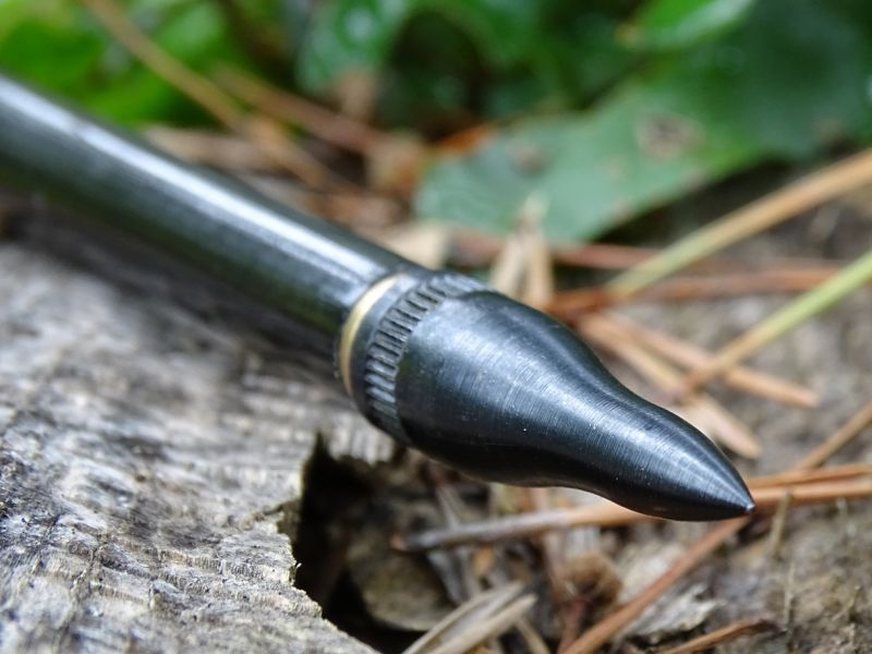 A ještě jeden typ ocelového terčového hrotu stejné hmotnosti. Celý hrot tvořen zdvojeným kuželem bez vnitřního prohnutí.