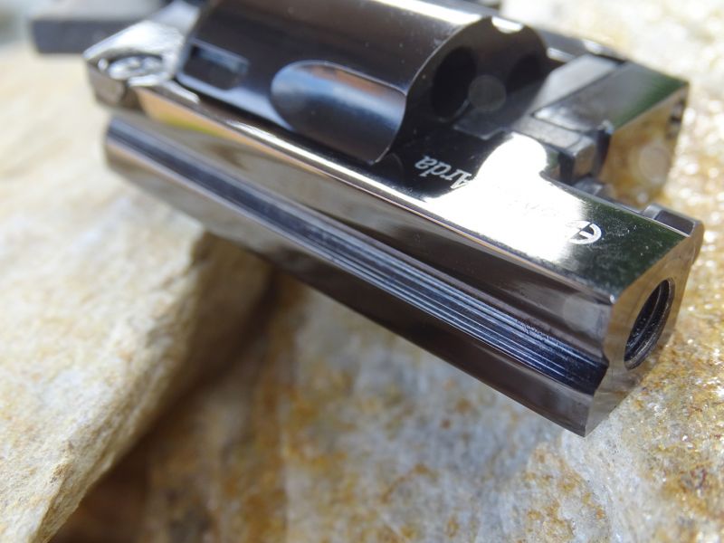 Revolvírek nemá běžná mířidla. Ta jsou nahrazena vyfrézovanou hlubokou drážkou na horní části rámu.