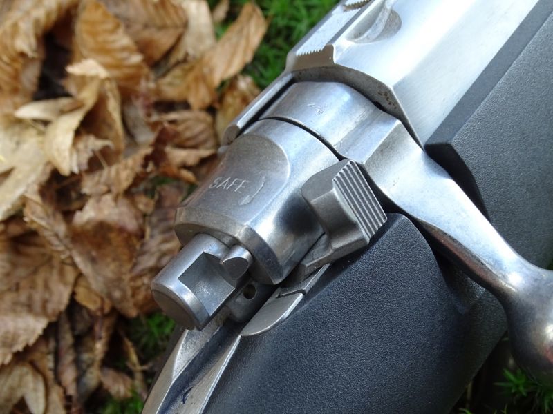 Pušky jsou vybaveny promyšlenou třípolohovou pojistkou. Střelec tak může zajistit jak spoušť a závěr, anebo pouze spoušť pokud je potřeba přebít či vybít zbraň. A můžete to dělat bezpečně. Navíc pokud je pojistka ve své krajní zadní poloze dokonale mechanicky jistí (masivním ozubem) nechtěné spuštění systému.