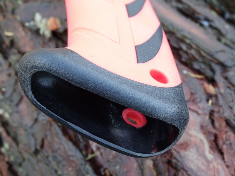 Detail rozšířené zadní části topora, které dokáže zamezit případnému vypadnutí sekery z ruky. Na detailu jsou také dobře vidět kruhové otvory pro závěsné šňůry.