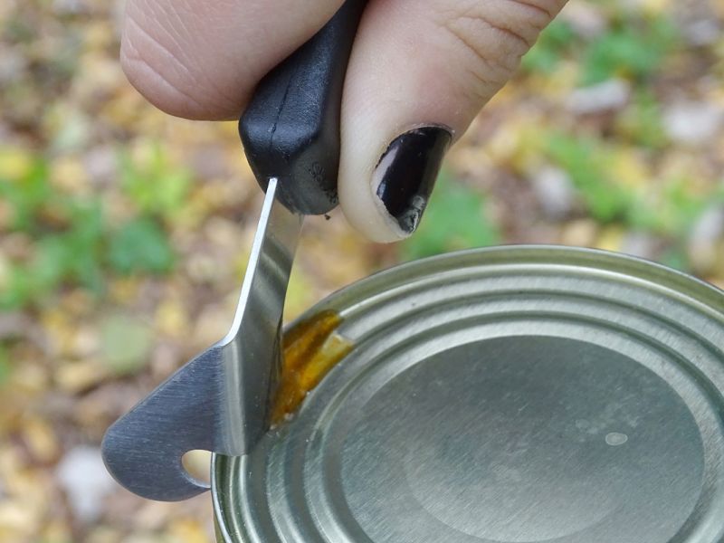 Zde se ještě vrátím k otevíráku Fiskars. Na něj si musíte prostě chvíli zvykat. Neotevírá se s ním nijak zvlášť dobře a navíc nechává část víčka na plechovce. Pak se hůře vylévá obsah a také se o zbytek ostrého plechu můžete říznout.